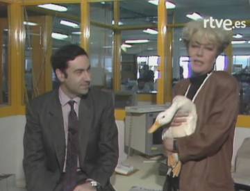 Lolo Rico y su pato entrevistan a Pedro J. en 'La bola de cristal'.