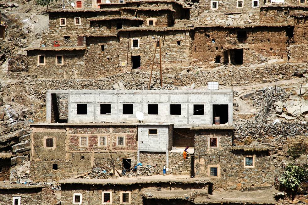 Virus de la Dependencia, inoculado; causante de la amnesia constructiva. Pueblo en la Cordillera del Atlas.