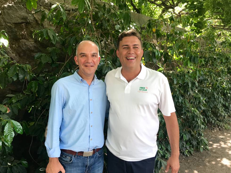 JOSÉ MANUEL SOSA Y VÍCTOR LUGO EN UN CAFETAL CAPEL