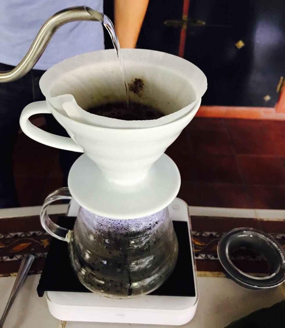 PREPARANDO EL CAFÉ EN LA V6 CAPEL