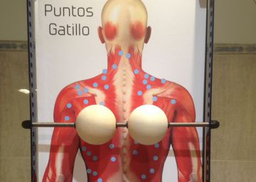 Dos bolas de madera y una varilla para las contracturas