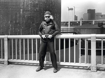 Retrato de Minor White ‘On the bridge’ (1976).