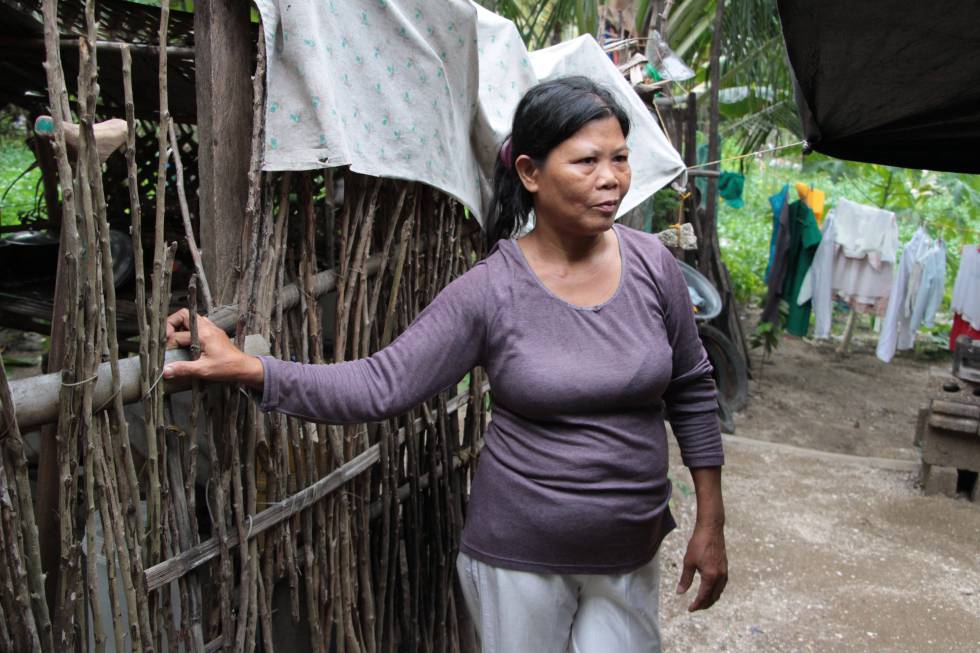 Lydia Botoampo posa delante de su vivienda en el 'barangay' Poblacion East de Milagros, en la isla de Masbate (Filipinas).
