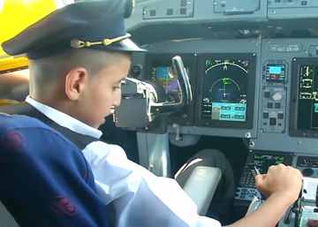 Suspendidos dos pilotos por dejar conducir un avión a un niño de 12 años