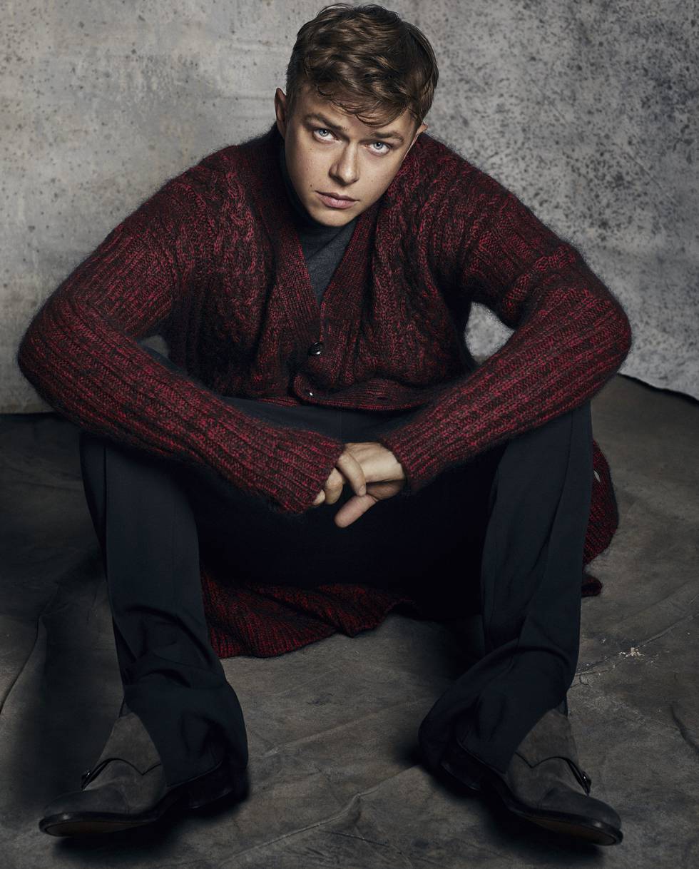 Dane DeHaan lleva cárdigan y pantalón Versace con zapatos O’Keeffe. Maquillaje y peluquería: Kumi Craig (Starworks). Asistentes de fotografía: Nathan Martin y Amanda Yanez. Técnico digital: Fabrizio Amoroso. Asistente de estilismo: Monica Hoell. Atrezo: Dan Warden (Acme Studio). Dane DeHaan está representado por Relevant PR.