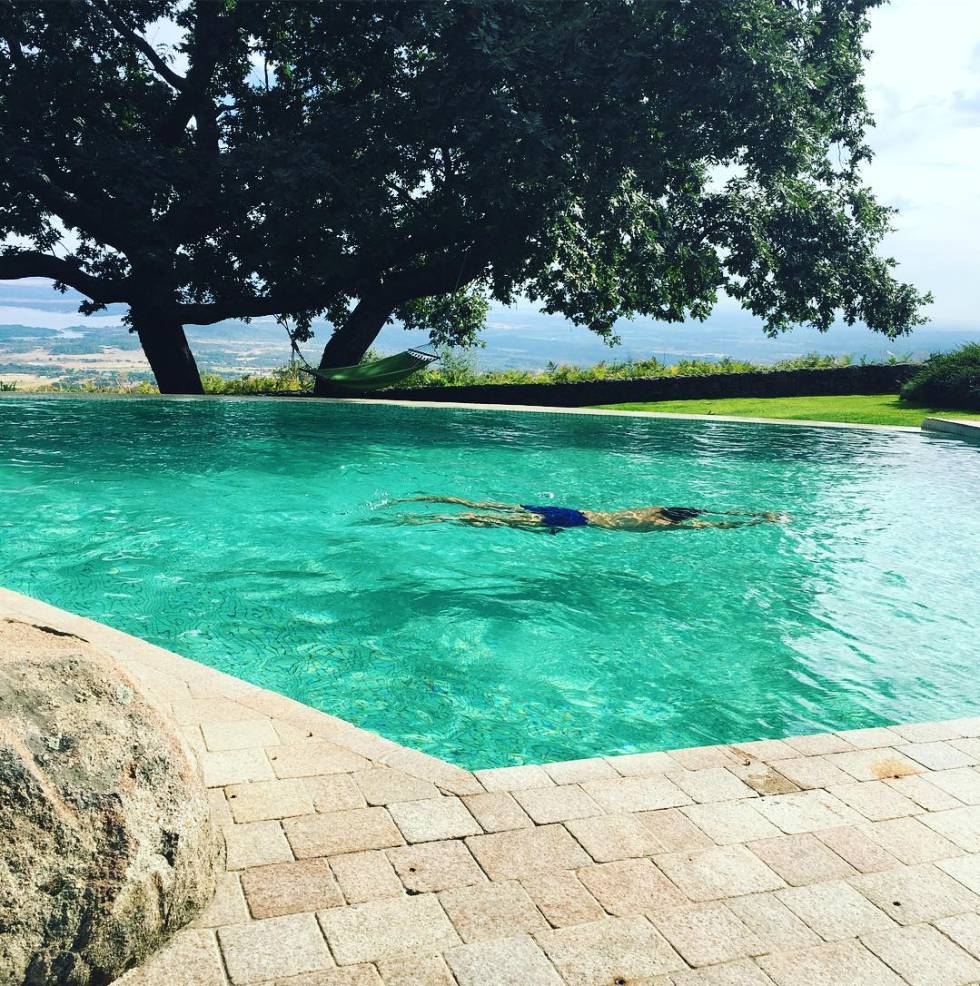 El líder de Ciudadanos, Albert Rivera, en la piscina.