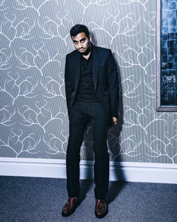 'Master of none' es una exploración de las relaciones raciales en EEUU, algo que gustan mucho de repetir en todas las críticas, pues su protagonista es este señor de la foto de origen indio.
