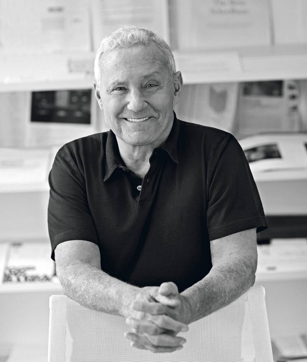 Ian Schrager posa para ICON en su despacho de Nueva York. Sonríe con la picardía de quien sabe que sabe más que su competencia.