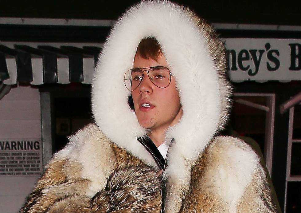 Justin Bieber también diseña y crea una camiseta blanca