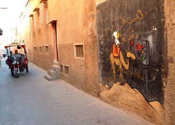 De ruta por la ciudad roja entre grafitis caricaturescos De ruta por la ciudad roja entre grafitis caricaturescos