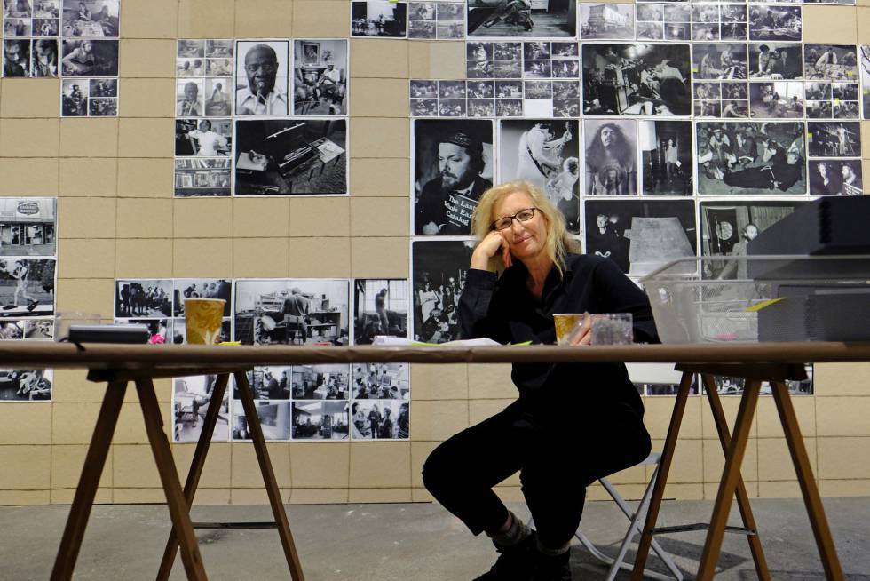 Annie Leibovitz in Arles in front of her photos.