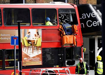 Un autobús urbano se empotra en un edificio de Londres Un autobús urbano se empotra en un edificio de Londres