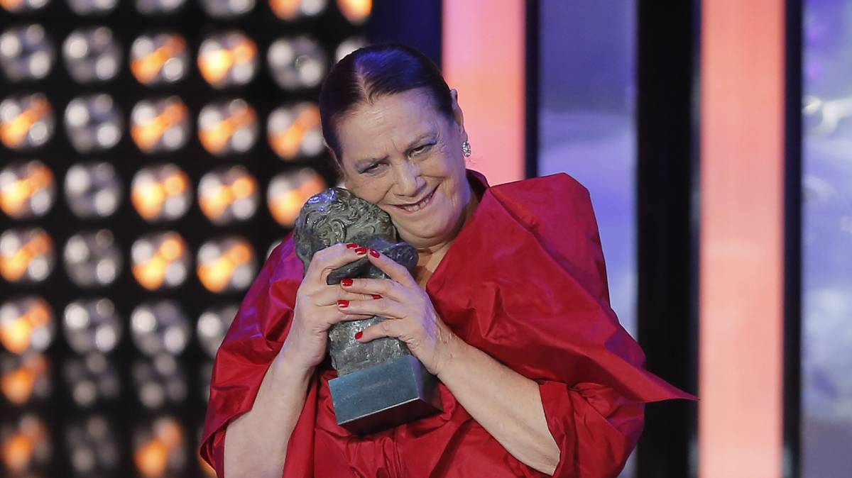 Terele Pávez sostiene el premio Goya a mejor actriz de reparto en 2014.