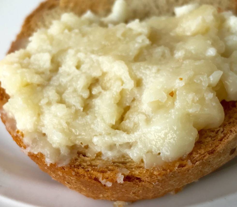 TOSTADA CON QUESO FLOR DE GUÍA CAPEL