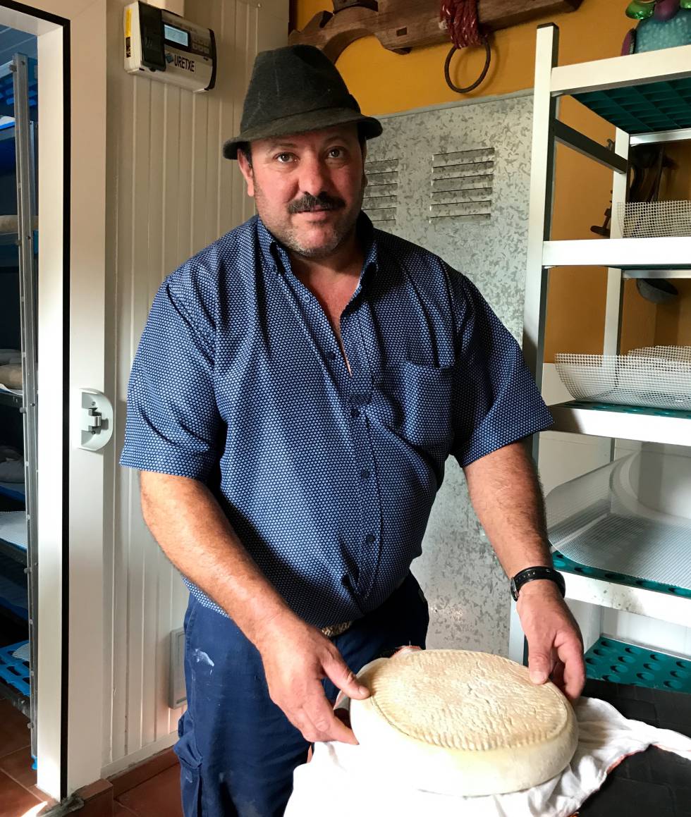 CRISTOBAL MORENO ENVOLVIENDO UNO DE SUS QUESOS CAPEL