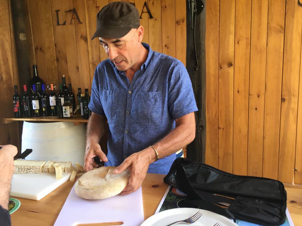 EL CATADOR ISIDORO JIMENEZ ABRIENDO UN QUESO TORTA FLOR DE GUÍA CAPEL