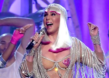 Cher se transforma en una diva extraterrestre Cher se transforma en una diva extraterrestre