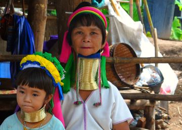 Las mujeres jirafa o cómo convertirse en un atractivo turístico Las mujeres jirafa o cómo convertirse en un atractivo turístico