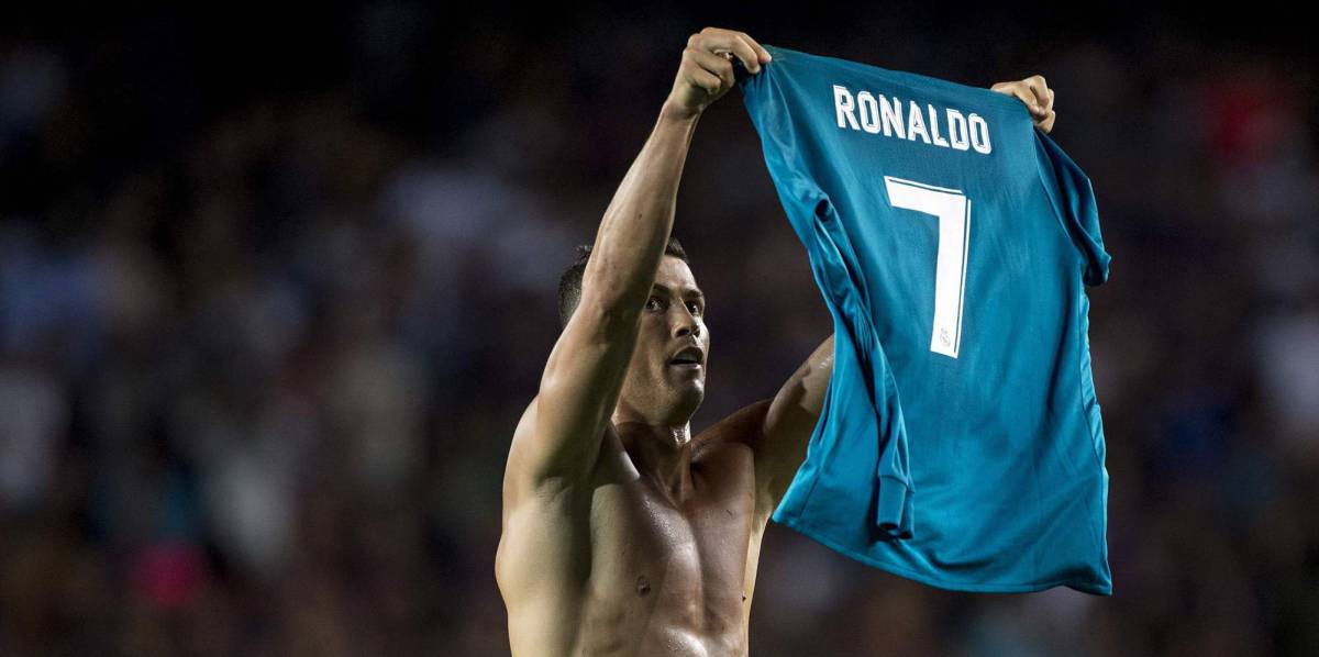 Cristiano Ronaldo festeja su gol despojándose de su camiseta.