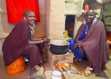 Mujeres masai que ‘limpian’ su energía (y sus cocinas)
