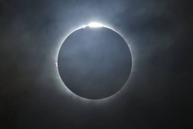 Eclipse solar total visto desde la isla Ternate en Indonesia, en marzo de 2016.
