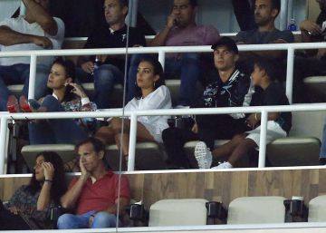 Cristiano Ronaldo y Georgina Rodríguez, protagonistas del Clásico desde el palco VIP del Bernabéu Cristiano Ronaldo y Georgina Rodríguez, protagonistas del Clásico desde el palco VIP del Bernabéu