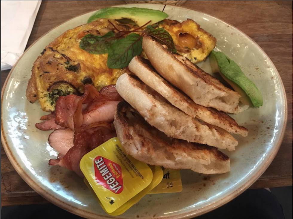 Un desayuno normal en la vida del actor se compone de tostadas, tortilla, aguacates, beicon y unos sobrecitos de algo llamado “Vegemite
