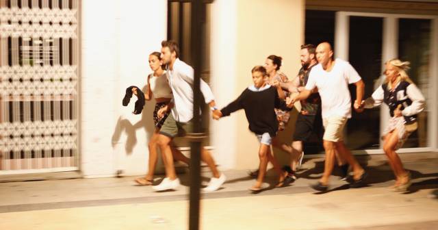 Vecinos de Cambrils salen corriendo de un local.