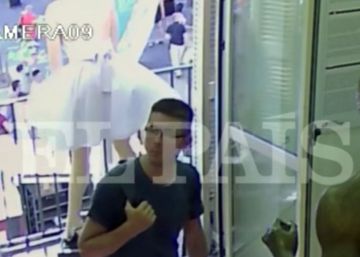 Primeras imágenes del paso de la furgoneta en el atentado de Barcelona Primeras imágenes del paso de la furgoneta en el atentado de Barcelona