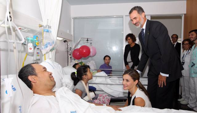 Los Reyes visitan en el hospital a heridos en el atentado.