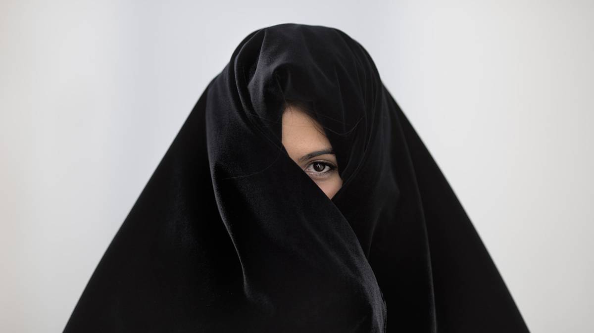 Una mujer ataviada con mantos de cobijada.