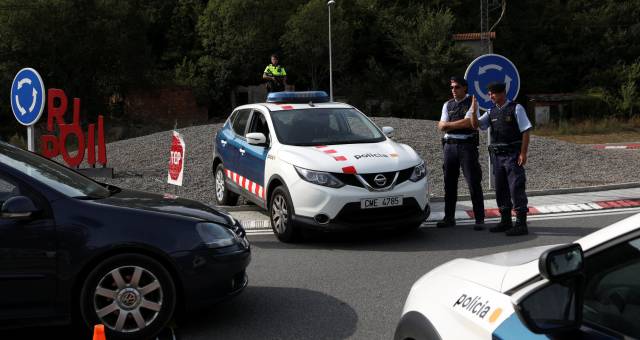 Control policial en Ripoll, este sábado.