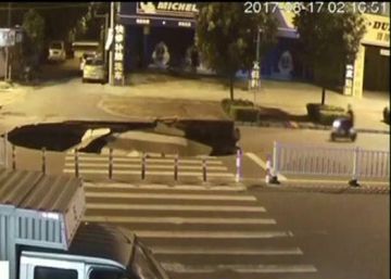 Un socavón se traga a un motorista en China Un socavón se traga a un motorista en China