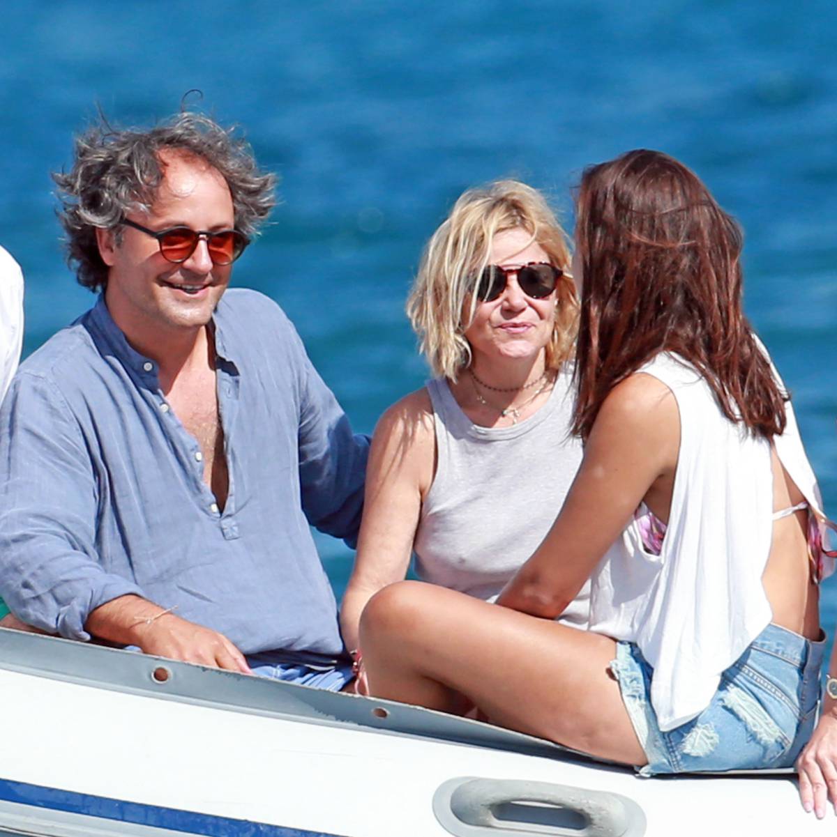 Eugenía Martínez de Irujo con su hija Cayetana Rivera y Narcís Rebollo en Ibiza este domingo.