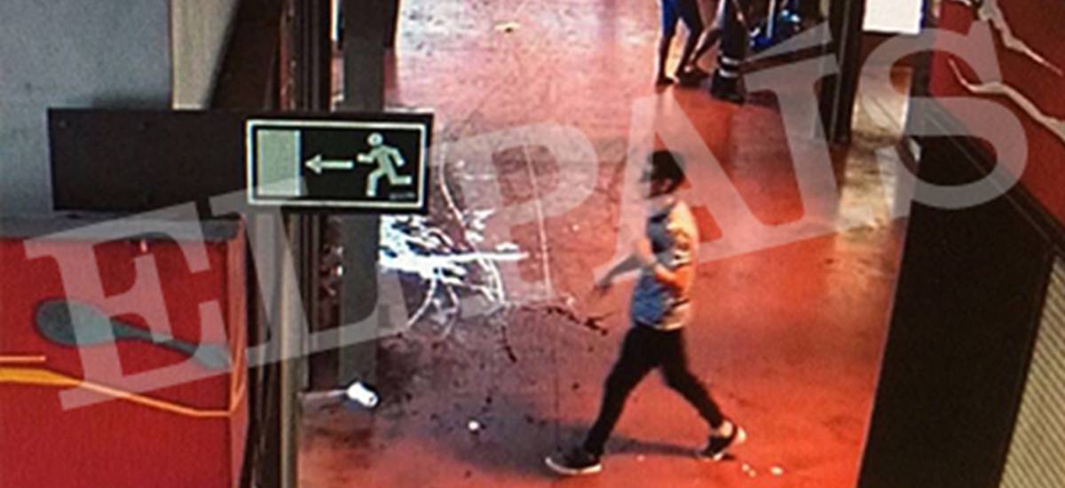 Imagen de Younes Abouyaaqoub en el momento en el que huye por la Boqueria.