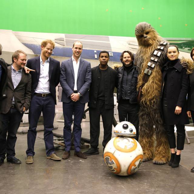 Enrique y Guillermo de Inglaterra, durante su visita al set de rodaje de 'Star Wars', en abril de 2016.