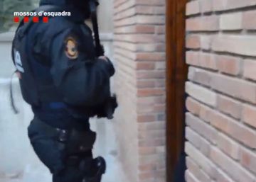 Así entraron los mossos a las casas de los terroristas en Barcelona y Ripoll Así entraron los mossos a las casas de los terroristas en Barcelona y Ripoll