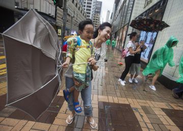 Hong Kong en alerta máxima por la llegada del tifón Hato, en imágenes Hong Kong en alerta máxima por la llegada del tifón Hato, en imágenes