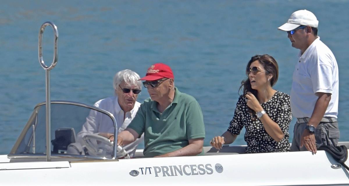 Bernie Ecclestone, con su esposa y miembros de la tripulación de su barco, en Ibiza el pasado junio.
