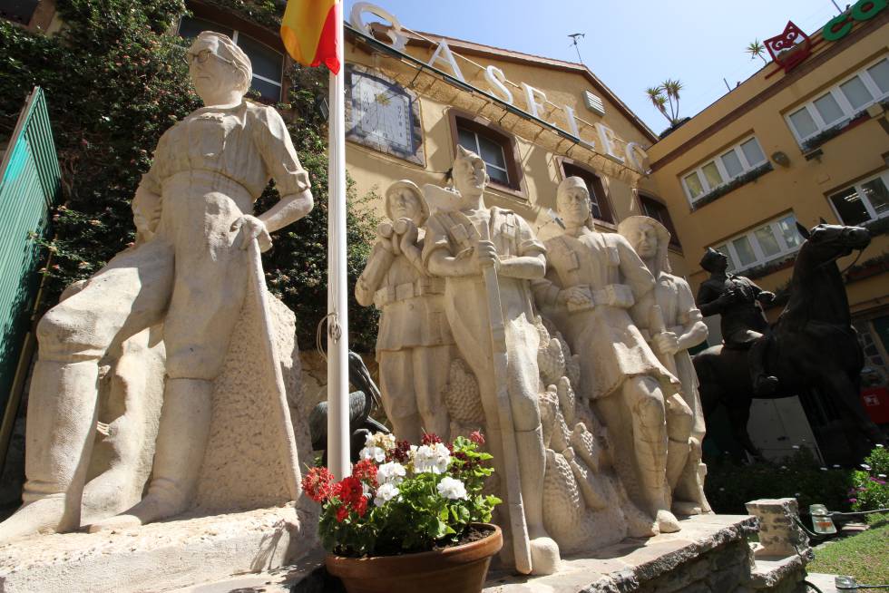 Escultura al general Juan Yagüe, en primer plano, junto a una estatua ecuestre de Franco, en el margen derecho de la imagen, exhibidas en la Fundación Gaselec, en Melilla.