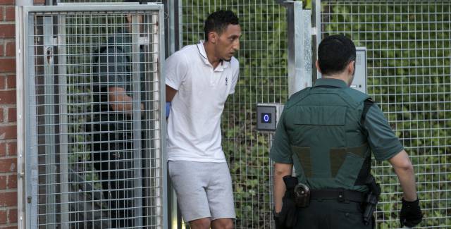 Driss Oukabir, camino de la Audiencia Nacional, el martes.