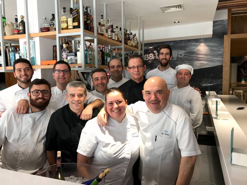 JOSÉ MELERO CON SU BRIGADA DE COCINA CAPEL