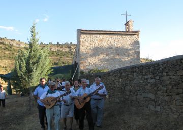 Así son las fiestas de un pueblo inundado por un pantano Así son las fiestas de un pueblo inundado por un pantano