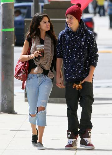 Selena Gomez y Justin Bieber por las calles de Los Ángeles en 2012.