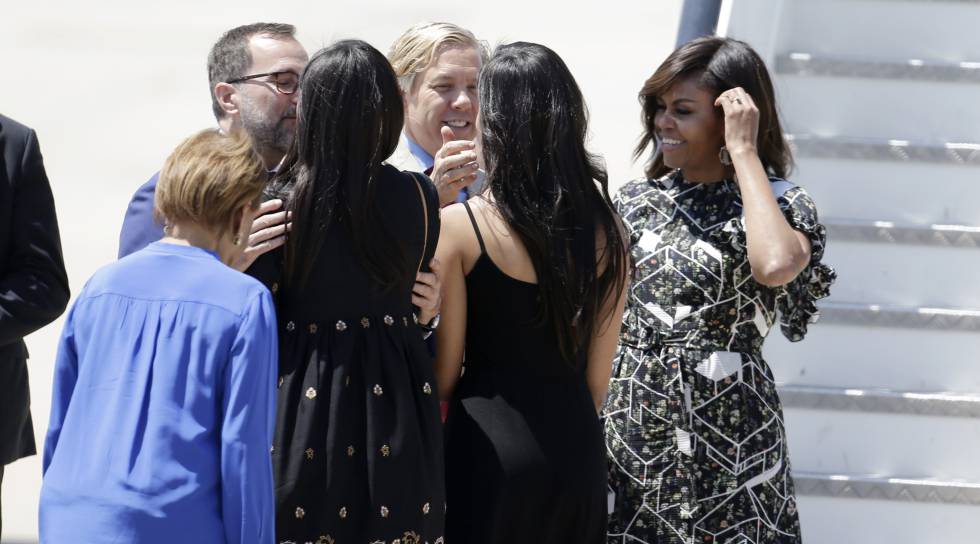 MIchelle Obama con sus hijas y su madre con Costos y Smith.