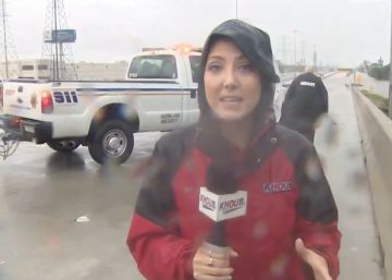 Una reportera ayuda a rescatar a un camionero en el huracán 'Harvey' Una reportera ayuda a rescatar a un camionero en el huracán 'Harvey'