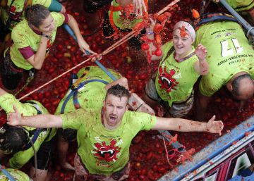 Buñol se tiñe de rojo durante la Tomatina, en imágenes