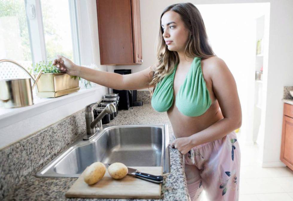 Hablamos con la creadora de la toalla para tetas que ha 'roto' Internet