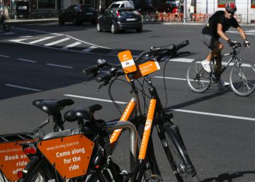 Un polémico sistema de alquiler llega a Madrid con miles de bicicletas Un polémico sistema de alquiler llega a Madrid con miles de bicicletas