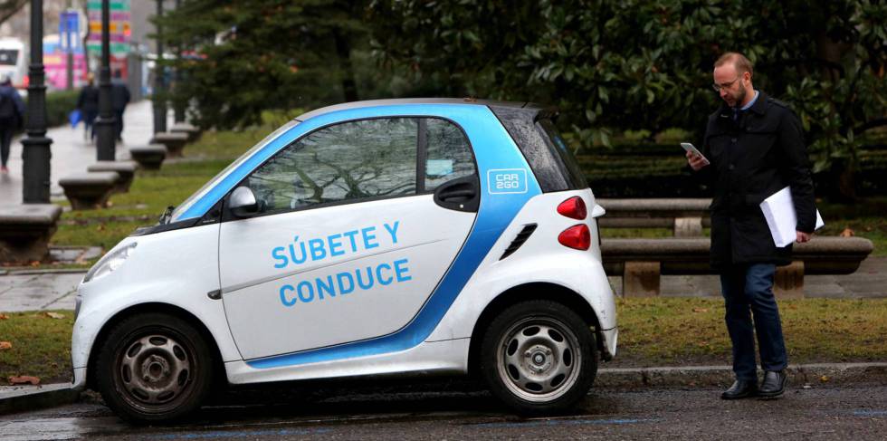 Un usuario de Car2Go se dispone a utilizar un vehiculo en Madrid.